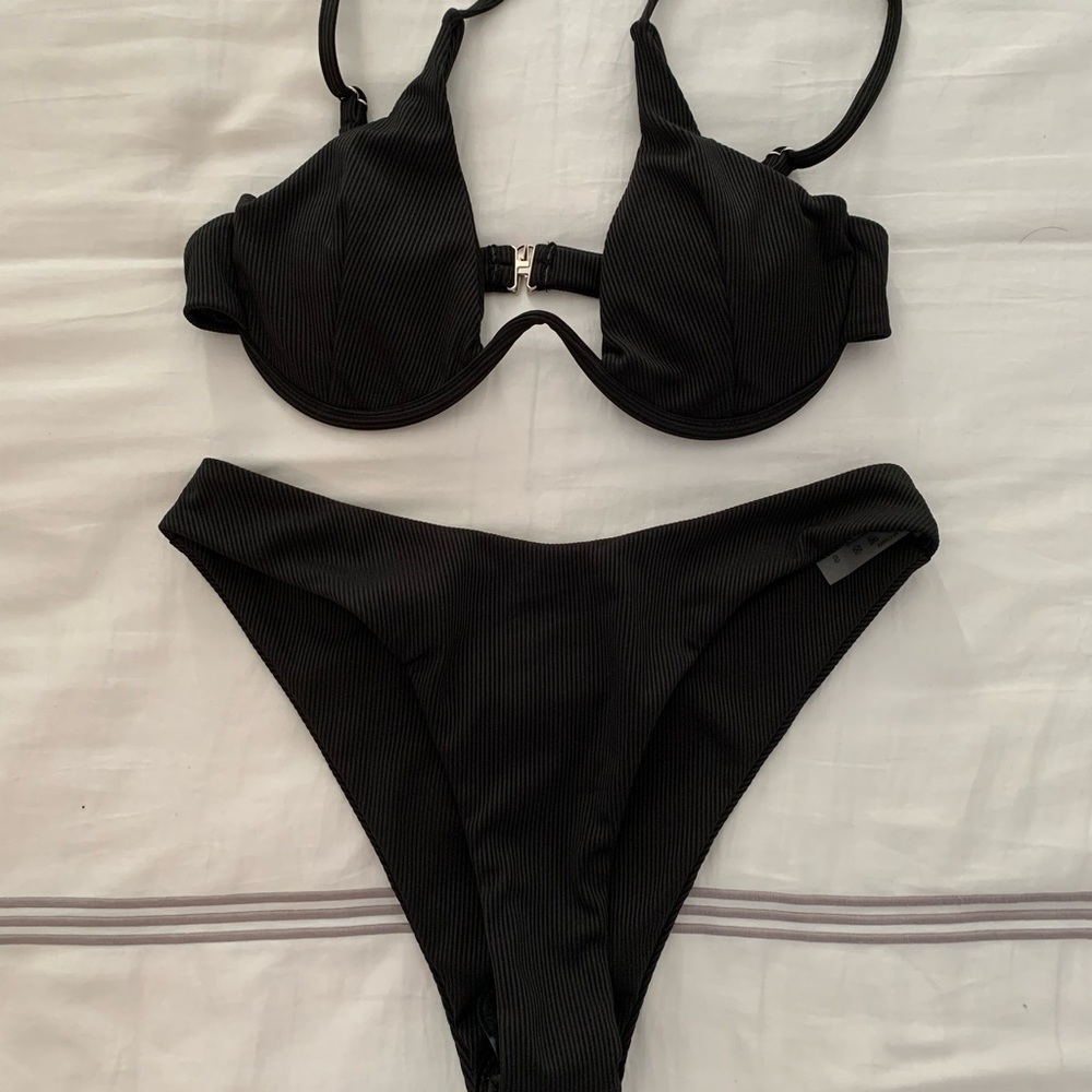 Bikini - Picture 2 of 3
